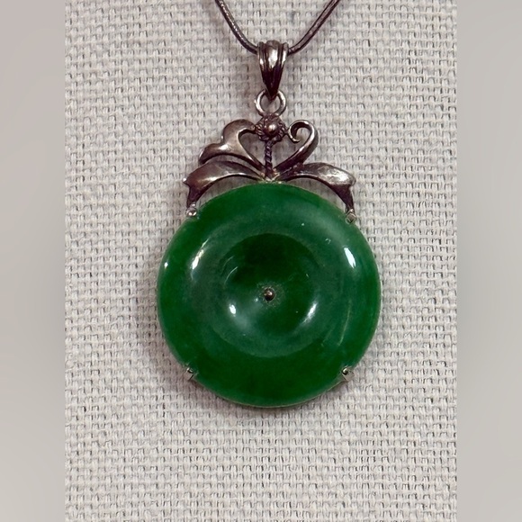 Elegant Green Pendant Necklace - Picture 1 of 8